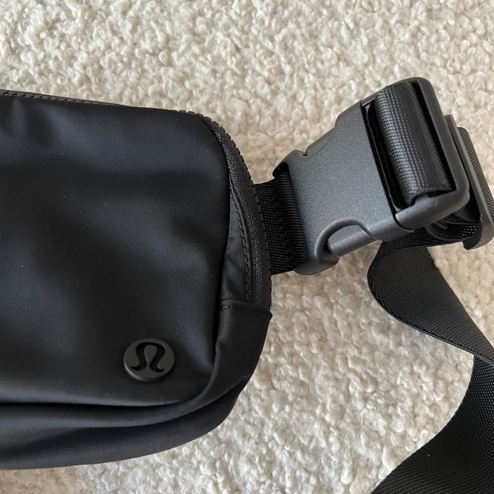 Lululemon everywhere belt bag